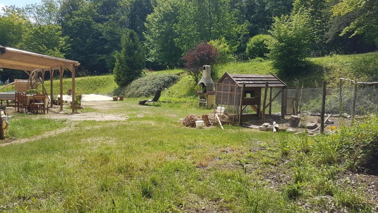 Lovely 2-Bed Shepherds Hut In A Forest Sougeres-en-Puisaye Exterior foto