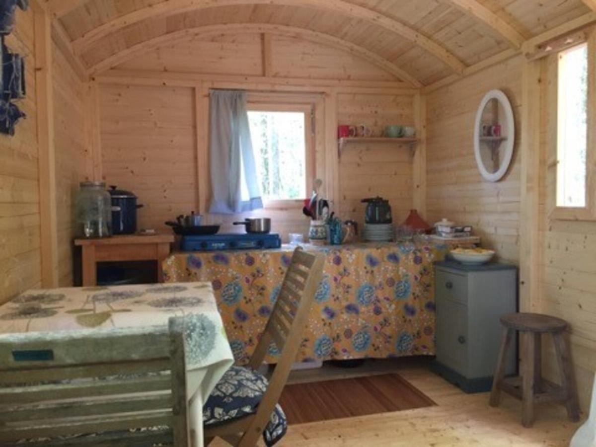 Lovely 2-Bed Shepherds Hut In A Forest Sougeres-en-Puisaye Exterior foto